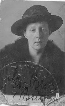RBEZZATO's tweet photo. #1925Live. 24 de Diciembre de 1925.
La arquitecta y diseñadora de interiores estadounidense de origen austriaco Ella Briggs, se encuentra bajo custodia del régimen fascista italiano, bajo sospecha de espionaje para Alemania al fotografiar fuertes en la ciudad de Palermo. https://t.co/7w2Y182KLf