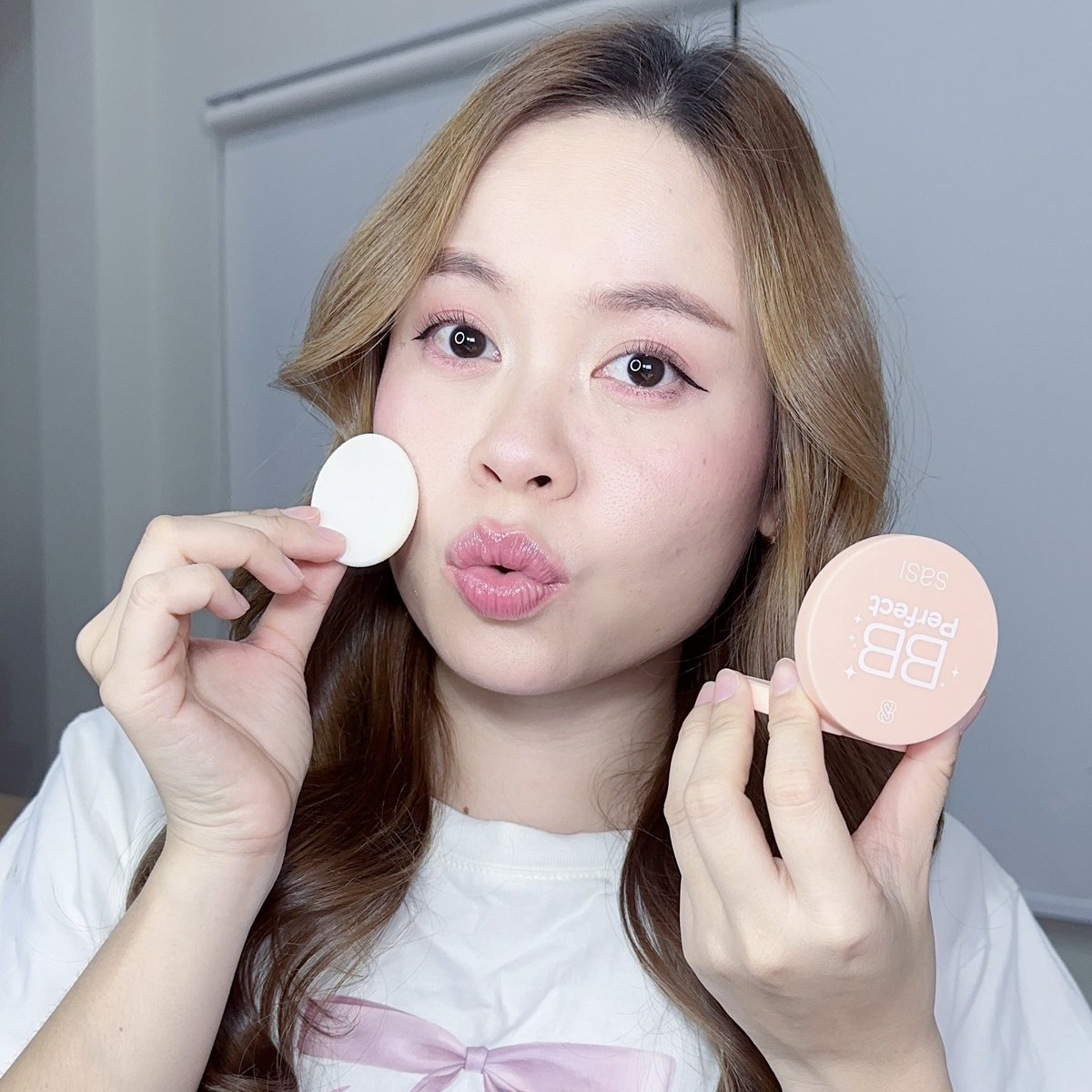 aispdiary's tweet image. sasi BB Perfect Compact Powder 
#แป้งบีบีปิดเนียน เนื้อบางเบา เกลี่ยง่าย ปกปิดค่อนข้างโอเคเลย เราใช้คู่กับพัฟของเค้า เริ่ดนะ ใช้งานได้จริง 

แถมยังติดทน กันน้ำ กันเหงื่อ คุมมันนาน 14 ชม. เบลอรูขุมขน เบลอผิวได้สวยยยย แถมไม่ดรอประหว่างวันด้วย สีผิวไหนก็ใช้ได้ ไม่ทำให้หน้าวอก…