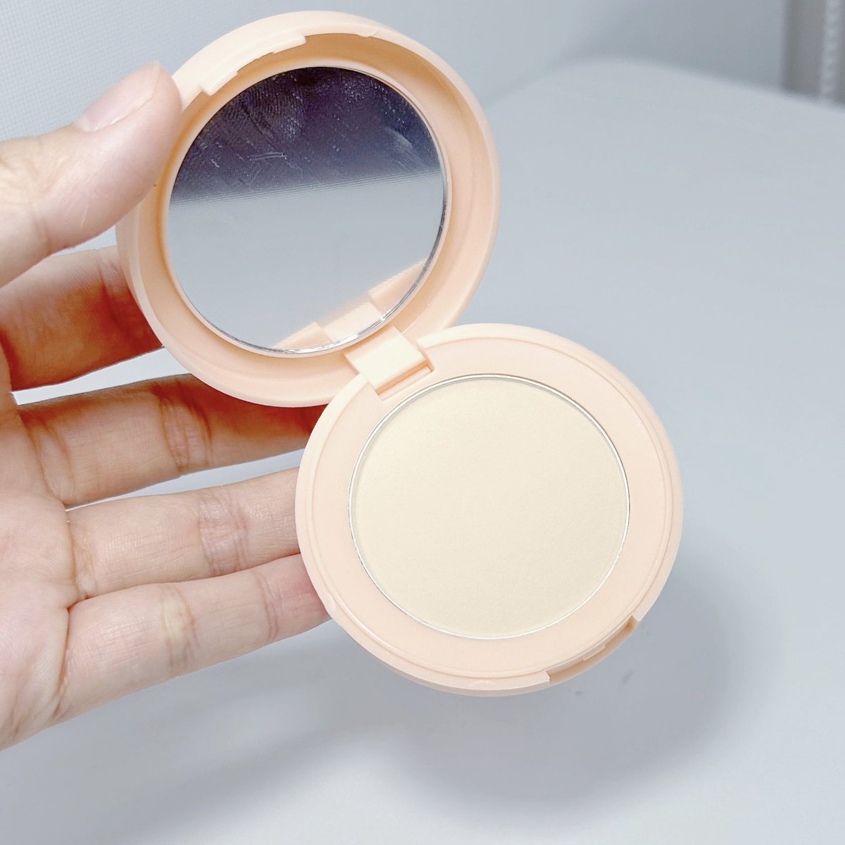 aispdiary's tweet image. sasi BB Perfect Compact Powder 
#แป้งบีบีปิดเนียน เนื้อบางเบา เกลี่ยง่าย ปกปิดค่อนข้างโอเคเลย เราใช้คู่กับพัฟของเค้า เริ่ดนะ ใช้งานได้จริง 

แถมยังติดทน กันน้ำ กันเหงื่อ คุมมันนาน 14 ชม. เบลอรูขุมขน เบลอผิวได้สวยยยย แถมไม่ดรอประหว่างวันด้วย สีผิวไหนก็ใช้ได้ ไม่ทำให้หน้าวอก…