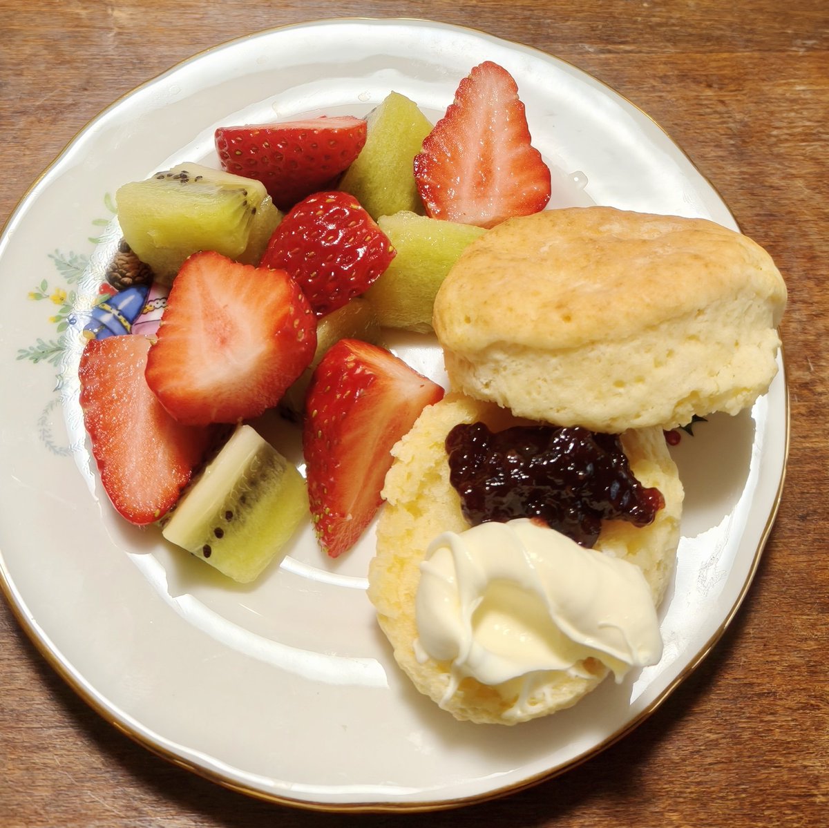 あまりに美味しくてお持ち帰りもしたリトルティールームさんのスコーン
テイクアウト用はイートインのものと少し作り方を変えているとのことだったのですが持ち帰ってリベイクしてもフワフワさは変わらず感動。もう一つは冷凍保存して後日食べてみたいと思います。