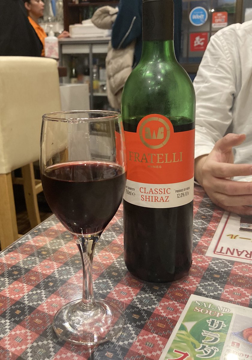 クリスマス🎄は、行きつけの近所のインド料理屋さんで、クリスマスディナーセット(タンドリーチキン、ビリヤニ、ワイン)を。
さらにほうれん草炒めもつけて、食後にはラッシー・チャイを楽しみました。
食べきれないタンドリーチキンは、持ち帰って、翌日野菜とトマトで煮込んでスープにしました☺️