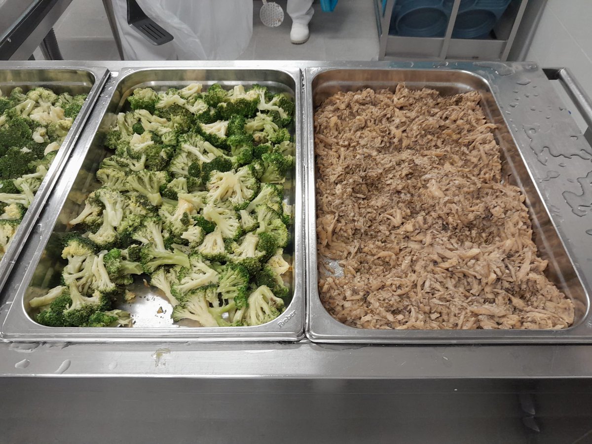 SaludNorteMalag's tweet image. Así de rico se mostraba el menú especial de Navidad para los pacientes del Hospital de Antequera. 
- Gazpachuelo malagueño
- Solomillo al Pedro Ximénez
- Ensalada de mar
- Macedonia de fruta 
#MenúNavidad #FelizNavidad #HumanizAndalucía #HumanizAntequera