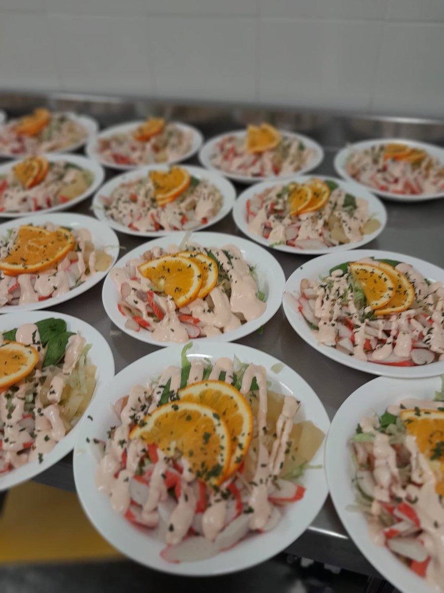 SaludNorteMalag's tweet image. Así de rico se mostraba el menú especial de Navidad para los pacientes del Hospital de Antequera. 
- Gazpachuelo malagueño
- Solomillo al Pedro Ximénez
- Ensalada de mar
- Macedonia de fruta 
#MenúNavidad #FelizNavidad #HumanizAndalucía #HumanizAntequera