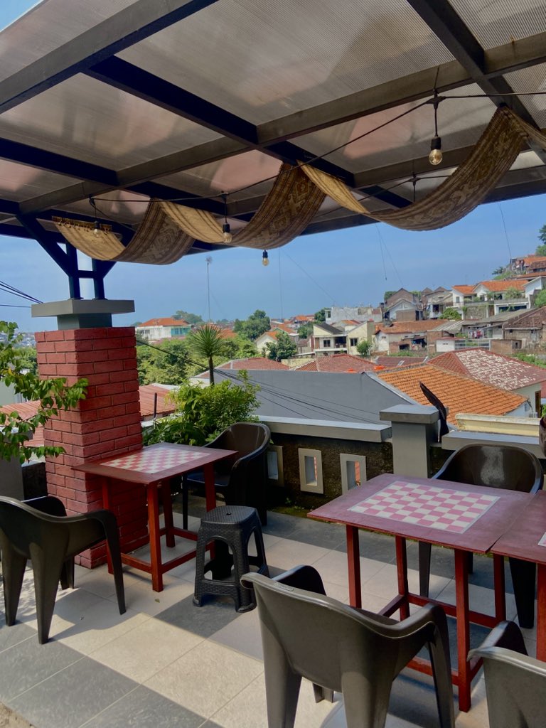 vellaaay's tweet photo. kmrn diajak ke kedai mie yg tempatnya tu di ujung gang di Gajahmungkur. harganya affordable, mereka ada 2 pilihan mie. asin dan manis.

aku pesen yamin charsiu (18k) dan enak!
cuman waktu tunggunya lumayan lama.

overall still worth a try

📍Bakmie 410 https://t.co/vOkK9K0s6T