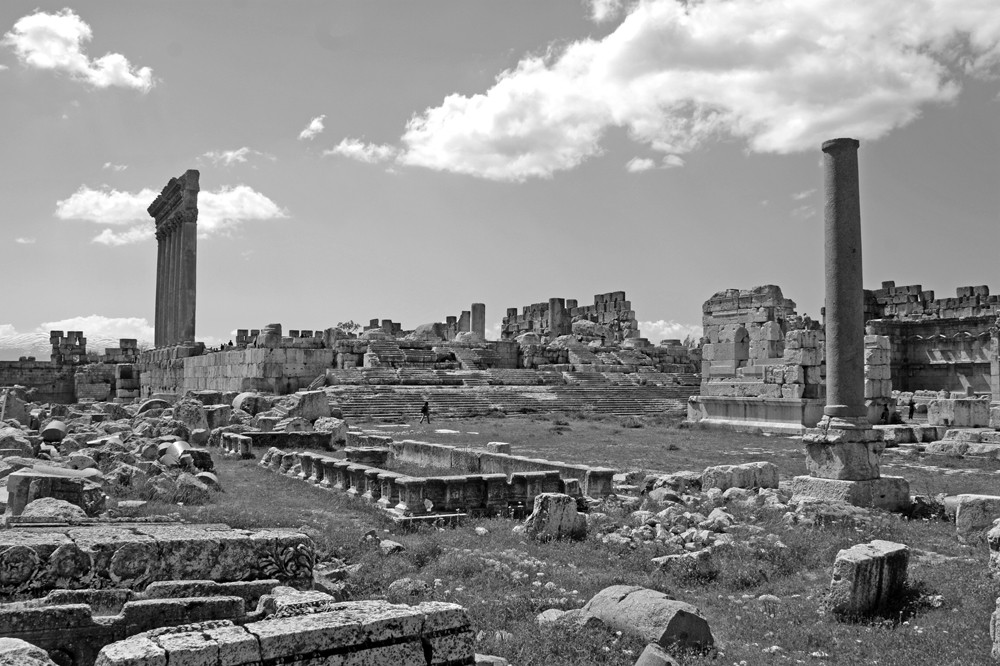 nmhistoire's tweet image. Temple et petit autel du grand sanctuaire de Baalbek, Liban
