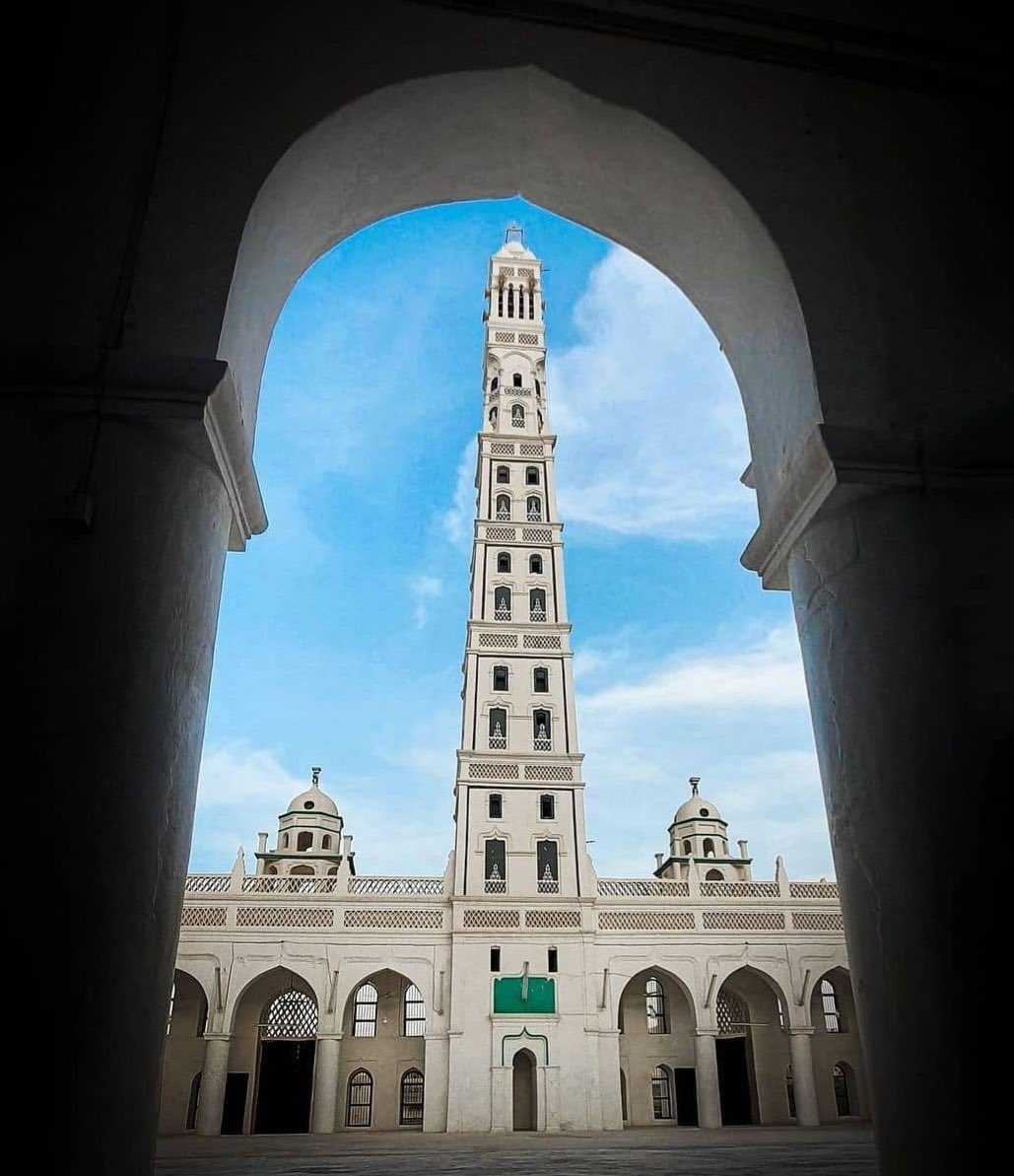 يا صاحبَ الهَمِّ إنَّ الهَمَّ مُنفَرِجٌ
 
أَبْشِرْ بِخَيرٍ فإنَّ الفارِجَ اللهُ

 اليأسُ يقطعُ أحيانًا بِصَاحِبِهِ 

لا تيأسَنَّ فإنَّ الكافيَ اللهُ 

اللهُ يُحدِثُ بعدَ العُسْرِ مَيسرَةً 

لا تجْزَعَنَّ فإنَّ الصانعَ اللهُ

الإمام الشافعي.