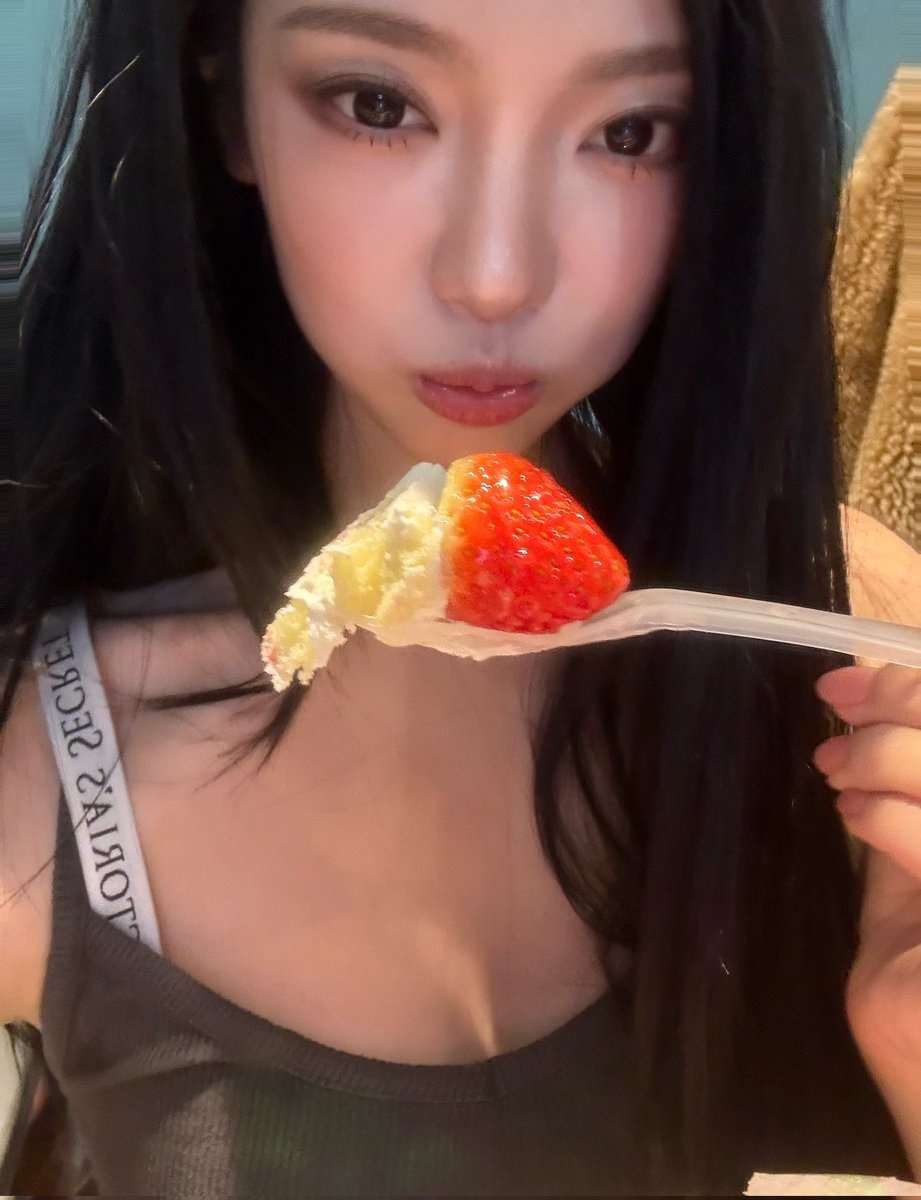 lyeejeno's tweet photo. 🍰🍓 https://t.co/d8eEanvvFC