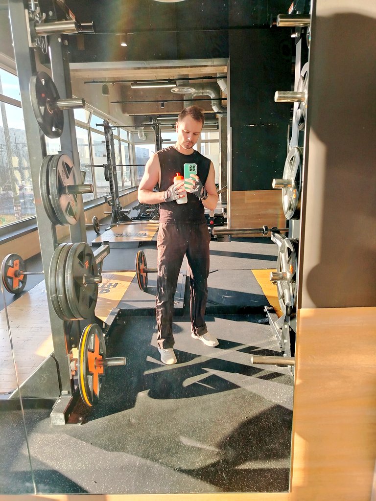 В зале такая туц туц музыка

Намекает на вечер пятницы что ли... Хз