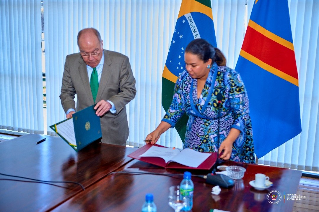 CitoyenProsperK's tweet image. 🇺🇸🇨🇩🇷🇼#Madame, Comment avez-vous pu #accepter et #signer un contrat pour exploiter nos minerais pendant 99 ans ?💔💔💔