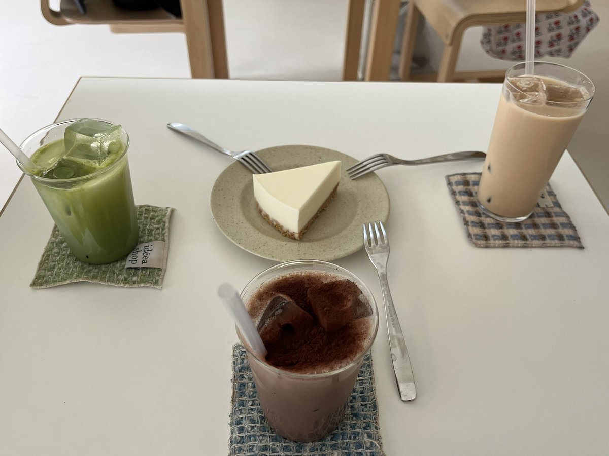 catchiccc's tweet image. ☕️ 제주 노형 무이카
레어치즈케이크가 정말정말정말 맛있는 카페...
일반적인 치케 느낌이 아니라 치즈가 푸딩 느낌이라 엄청 진하고 밑에 타르트지는 고소한 다이제맛이라 아무튼 맛있음!!!!!!
(그리고 어떤 갈생 강아쥐가 있어요......아귀여워)