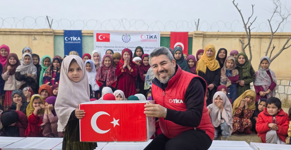 Tika_Turkiye's tweet photo. TİKA olarak ülkemizin yardım elini dost ülkelere uzatmayı sürdürüyoruz.

Bu anlayışla, #Afganistan’ın kuzeyindeki 9 vilayette bulunan devlet kız yetimhanelerinde barınan çocuklara, TİKA Başkan Yardımcısı Ümit Naci Yorulmaz’ın katılımıyla düzenlenen programla kış mevsiminin ağır koşullarına karşı soğuktan korunmaları için kışlık giysi ulaştırıldı.