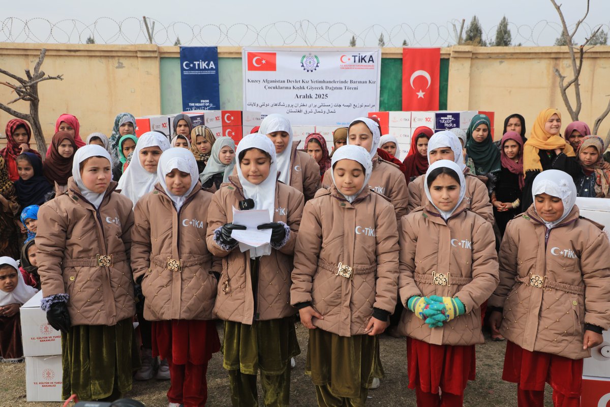 Tika_Turkiye's tweet photo. TİKA olarak ülkemizin yardım elini dost ülkelere uzatmayı sürdürüyoruz.

Bu anlayışla, #Afganistan’ın kuzeyindeki 9 vilayette bulunan devlet kız yetimhanelerinde barınan çocuklara, TİKA Başkan Yardımcısı Ümit Naci Yorulmaz’ın katılımıyla düzenlenen programla kış mevsiminin ağır koşullarına karşı soğuktan korunmaları için kışlık giysi ulaştırıldı.