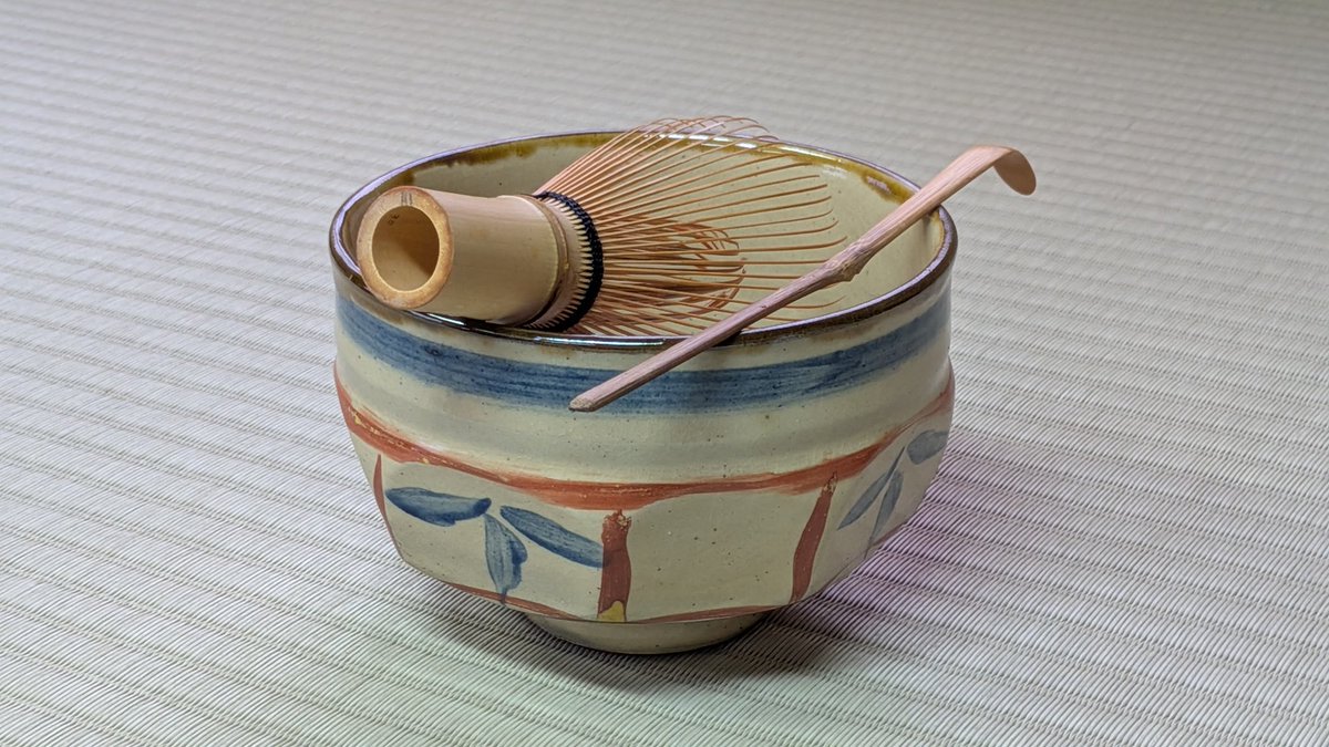 沖縄県壺屋焼を代表する作家・新垣栄三郎による赤絵八角茶碗です。赤絵