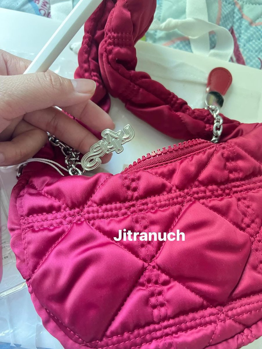 jitranuch9's tweet photo. รับหิ้ว Carlyn ใบละ 550฿ รส 🔥 ของแท้ ‼️

#carlyn #carlynbag #carlynพร้อมส่ง #ออกจากshop  #รับหิ้ว #cintageshop https://t.co/2uxBXtp6O4