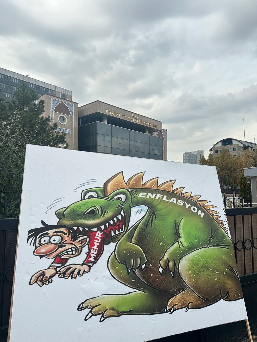 Memur maaşlarını geçim düzeyi üzerine çıkaracak zam için mücadeleye devam ediyoruz. 
Bugün Hazine ve Maliye Bakanlığı önünde konuya dikkat çekmeye, ek zam talebimizi yinelemeye, insanca yaşayacak ücret talebimizi bir kez daha dile getirmeye devam ediyoruz. 
11:30 da Hazine ve