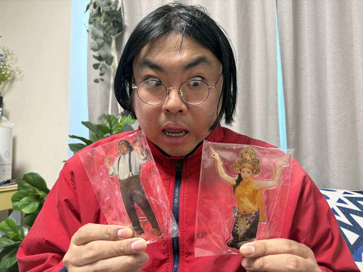 事件発生】アクスタ先ほど届きました。 思ってた5倍デカかったです