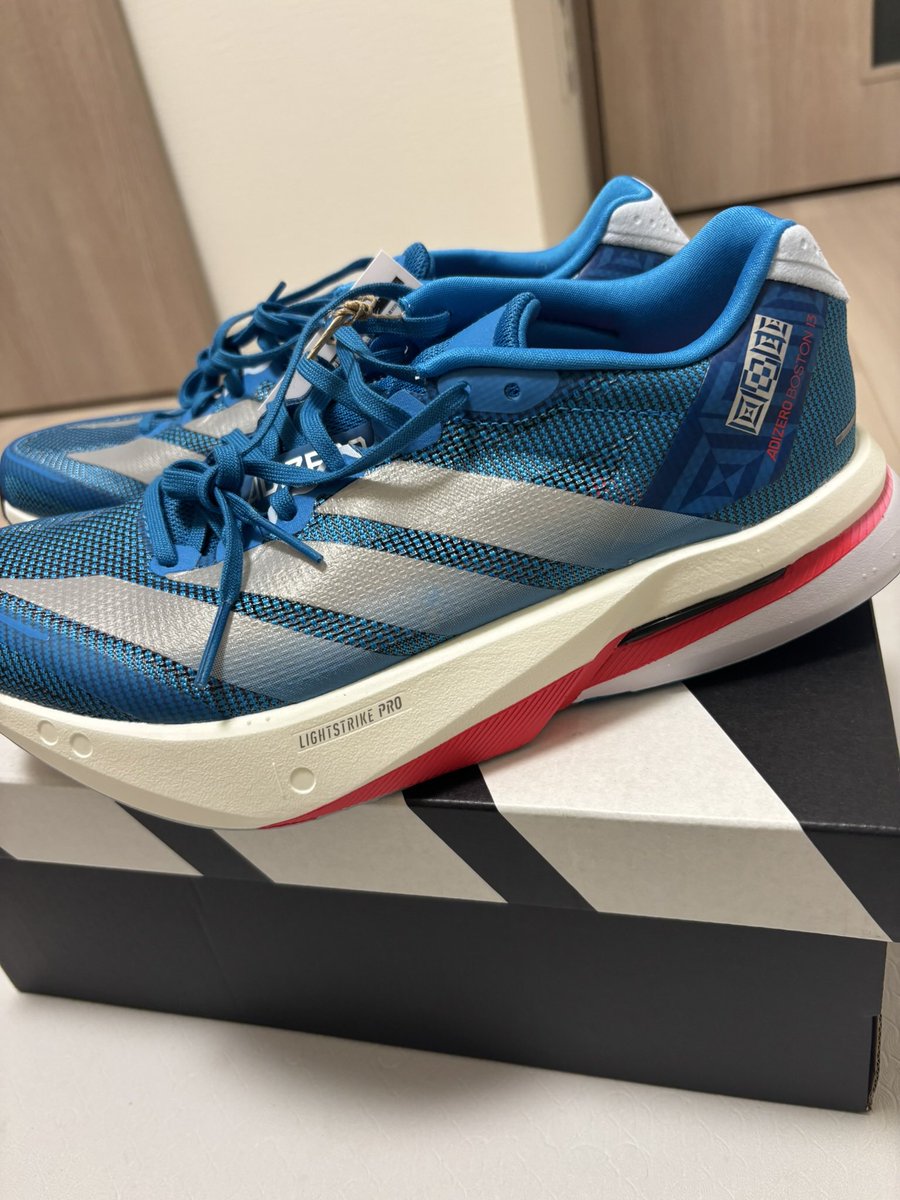 クリスマスイヴは家族とクリスマスパーティー。何十年ぶりかにケーキ手作りしたんです。側面は手作り感（汚さ）目立つので、正面から😌
クリスマスはパーソナルトレーニングで、トレーナーと外でランニングの練習してきました🤣
素敵な2日間でした🎄