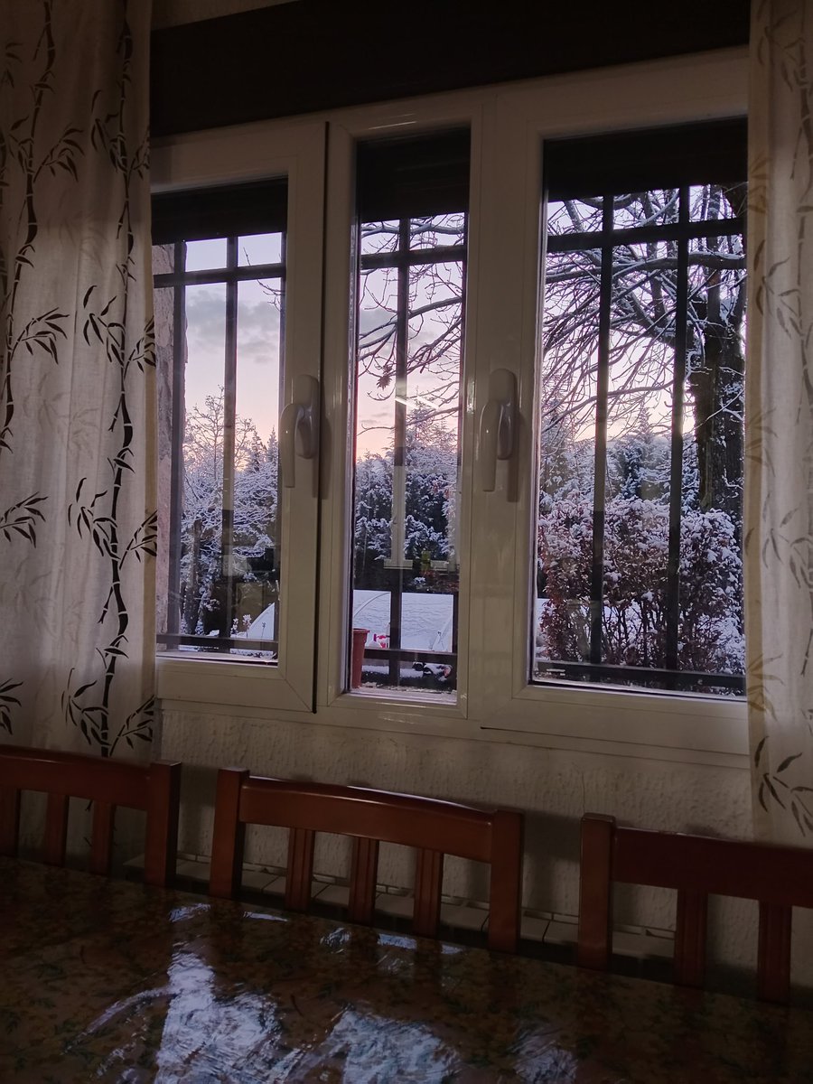 Maria_San_Pedro's tweet photo. No estamos incomunicados, pero podría ser un comienzo 🤭🤭🤭.
El frío se le supone ❄️❄️❄️, por eso estoy dentro jajajaja.
Éste viernes Si me gusta jajajajaja.
Muy buenos días Queridos ☺️.
#FelizViernes
#nieve #modocampoon https://t.co/Ya1dru7I8S