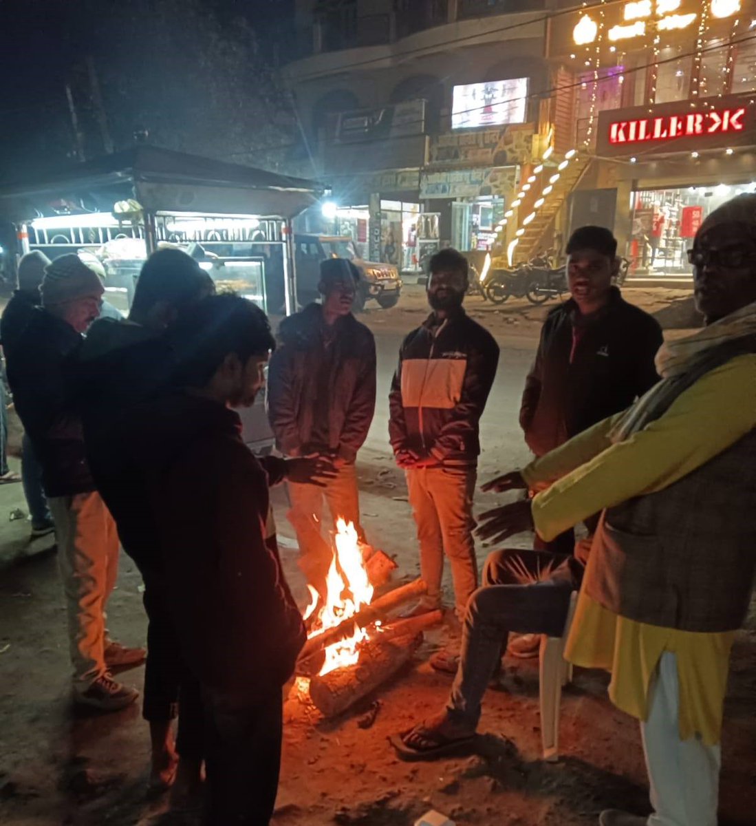 UDHDBIHAR's tweet image. शीतलहर से राहत की पहल 🔥

शीतलहर के बढ़ते प्रभाव को देखते हुए नगर पंचायत, मैरवा द्वारा आमजन की सुविधा एवं सुरक्षा को ध्यान में रखते हुए नगर पंचायत क्षेत्र के विभिन्न स्थानों पर अलाव की समुचित व्यवस्था की गई है।
#शीतलहर #ColdWave
#Bonfire #PublicSafety