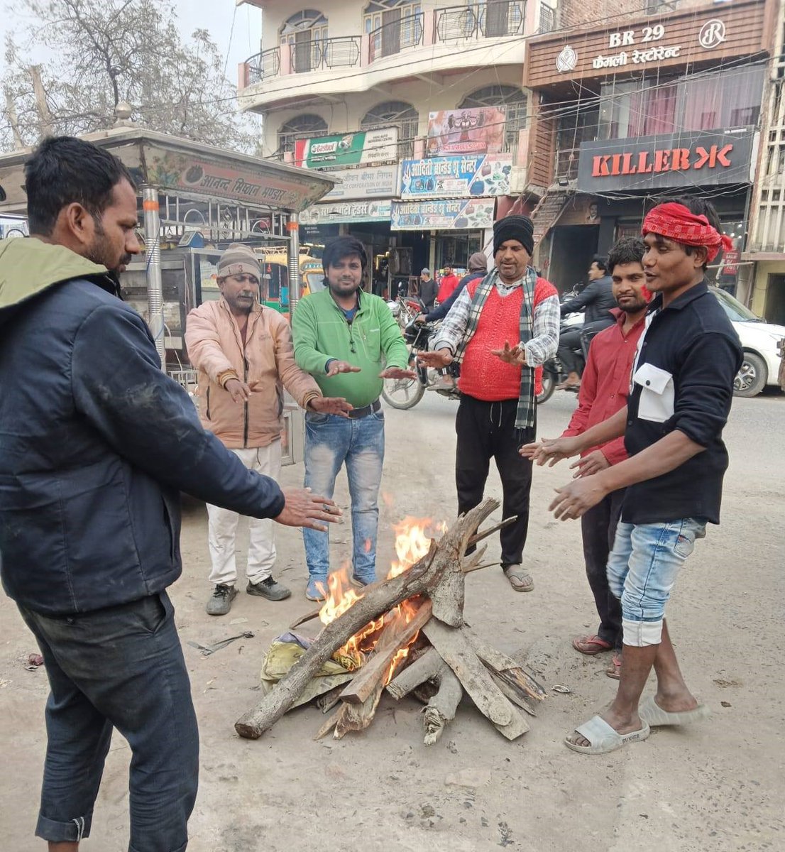 UDHDBIHAR's tweet image. शीतलहर से राहत की पहल 🔥

शीतलहर के बढ़ते प्रभाव को देखते हुए नगर पंचायत, मैरवा द्वारा आमजन की सुविधा एवं सुरक्षा को ध्यान में रखते हुए नगर पंचायत क्षेत्र के विभिन्न स्थानों पर अलाव की समुचित व्यवस्था की गई है।
#शीतलहर #ColdWave
#Bonfire #PublicSafety