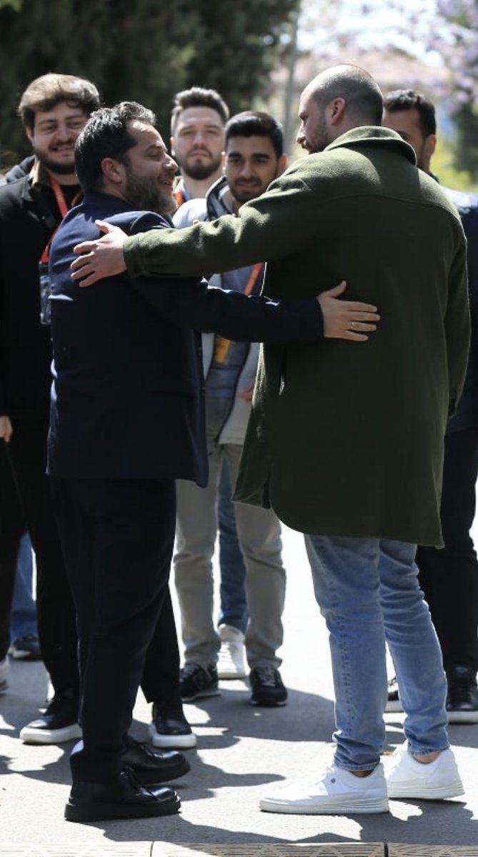 Soruşturma süreçleriyle ilgili tüm renklerden bağımsız hep “Masumiyet karinesi”ni savunduk.

Erden Timur; tanıdığım en vicdanlı, dürüst insanların başında. 

Bu bir soruşturma süreci.
Devlet çağırdı, gitti. 

Soruşturma sonunda Erden Timur’la ilgili olumsuz bir kanaata