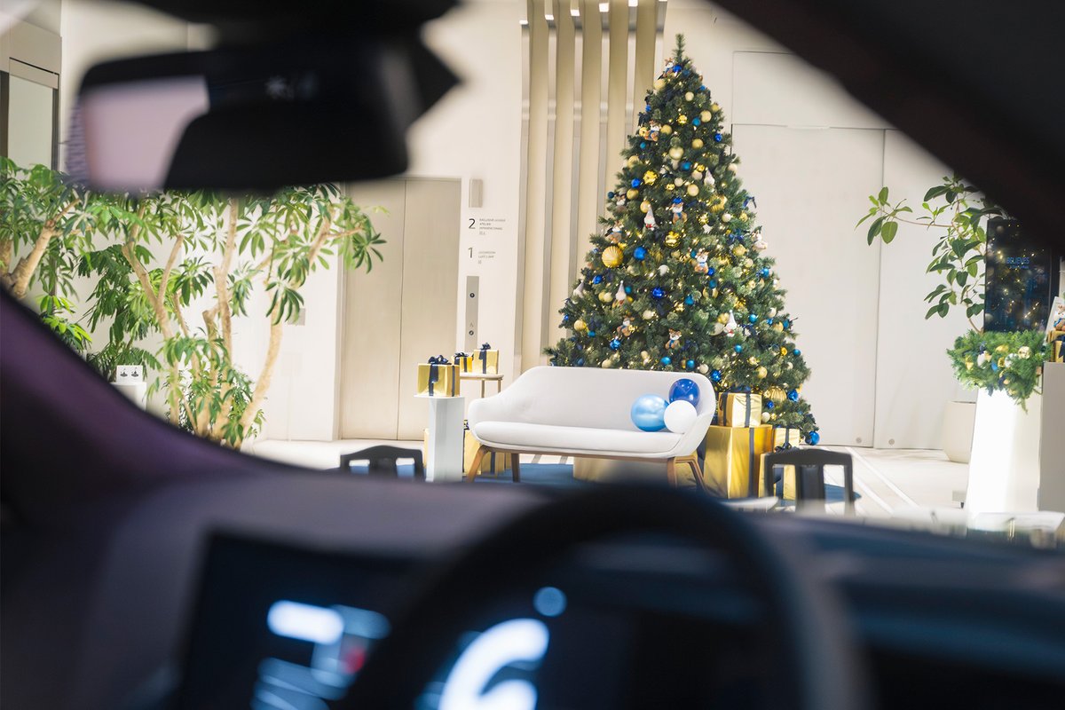 12月24日（火）「Japan National Orchestra チェロカルテット クリスマスコンサート」が開催されました。

チェロならではの深く、温かみのある音色が空間を満たし、穏やかで上質なクリスマスのひとときを演出。
華やかな装飾と音楽が重なり合う、この季節ならではの心に残る時間となりました。