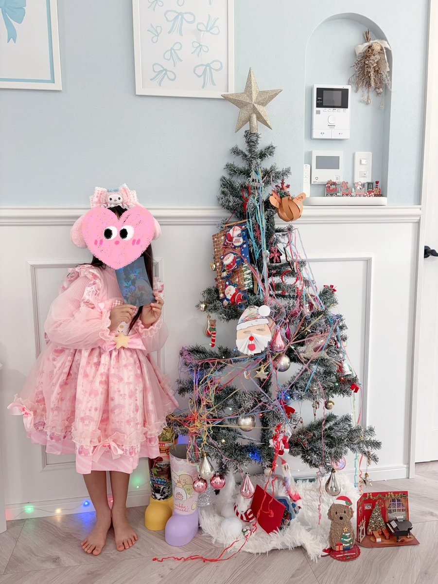 marchen_tai's tweet photo. 時差だけど今年のサンタ業務も無事終了。マイメロになれる服が欲しいとリクエストした娘と朝から撮影会。娘はそれプラス自分で作れるネイルチップのセットと息子はマイクラのマグネットブロック。私は娘にSwitch lightとられたので新しいSwitch lightもらったよ😂 https://t.co/FaQXXDagAp
