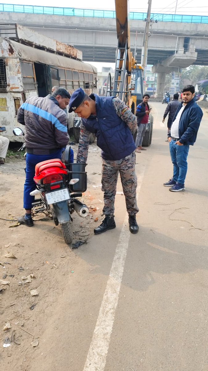 आज दिनाक 26-12-25 को अपराध की रोकथाम के दृष्टिकोण से बिहारशरीफ़ अनुमंडल अंतर्गत निरंतर वाहनों एवं व्यक्तियों की सघन जांच की जा रही है। कृप्या जांच में पुलिस का सहयोग करें, अपराध रोकने में