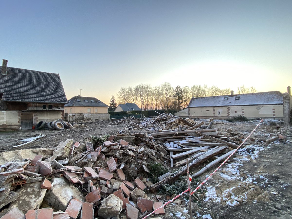 Suivi de dossier #village 
Voilà on s’absente une semaine et la fameuse grange et le petit bois attenant ont disparu!
Sinon ça caille!! Un max!