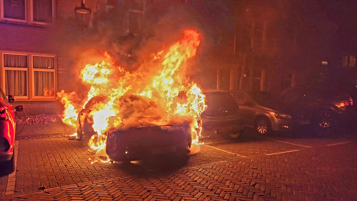 Een autobrand op het #Lupineplein in Noord is afgelopen nacht uitgelopen op een woningbrand. De gevel van het pand raakte op drie verdiepingen zwaar beschadigd. De bewoners zijn elders opgevangen.  via <a href="/AT5/">AT5</a>  bit.ly/45ftOQA foto : @MartinDamen58