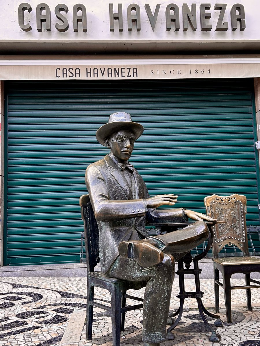 "Tabaquería" de Fernando Pessoa, Lisboa; traducción de Octavio Paz
hablardepoesia.com.ar/2017/06/06/tab…