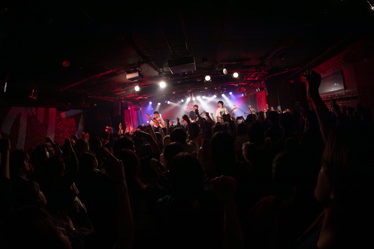 tokyo_countdown's tweet photo. 【Cloudy】絶望なんてしていて当たり前。無邪気に生きれるほど馬鹿でもなく上手に生きれるほど賢くもない。報われない日々の中で足掻きながらでも前に踏み出すときのその背中に突き刺さる音楽。未だ覚めない夢の中に居続けることが出来るのはCloudyのようなバンドと出会えるから。
#TOKYOCOUNTDOWN2025 https://t.co/wJBWx7aCDu