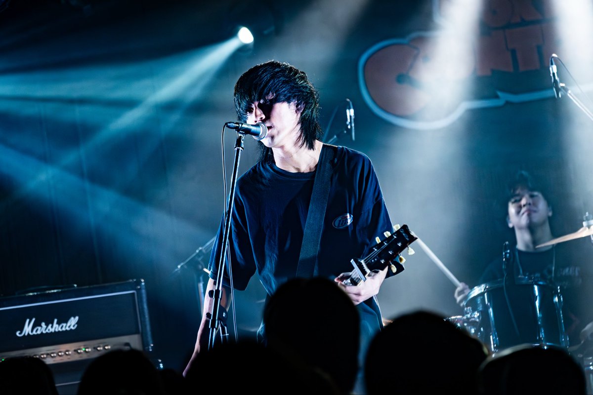 tokyo_countdown's tweet photo. 【Cloudy】絶望なんてしていて当たり前。無邪気に生きれるほど馬鹿でもなく上手に生きれるほど賢くもない。報われない日々の中で足掻きながらでも前に踏み出すときのその背中に突き刺さる音楽。未だ覚めない夢の中に居続けることが出来るのはCloudyのようなバンドと出会えるから。
#TOKYOCOUNTDOWN2025 https://t.co/wJBWx7aCDu