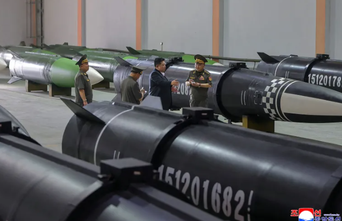 بعد تفقد الغواصة النووية.. كيم يزور مصانع الذخيرة ويأمر بتطوير الصواريخ 