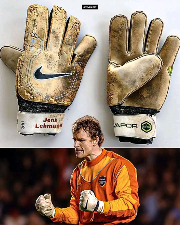 thePrettyAeesha's tweet image. Jens Lehmann's gloves from Arsenal's Invincibles run in 2003/04 🧤😮

The former Gunners goalkeeper that season said he wouldn’t change the gloves until Arsenal lost...

He ended up wearing them for 48 consecutive matches 👏