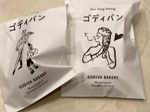多分日本にしか売ってないよね、GODIVAのパン、3つ買って1132円也