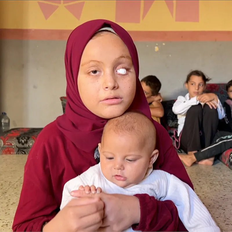 Help_Mazlum2's tweet photo. Gazze'den yükselen bir feryat:

“Dağların bile taşıyamayacağı bir acı taşıyorum.”

Esma henüz 13 yaşında, işgalcilerin hava saldırısında bir gözünü; annesini, babasını ve iki kardeşini kaybetti.
#GazzeİçinHareketeGeç yazıyoruz. https://t.co/dSMNF12mHi