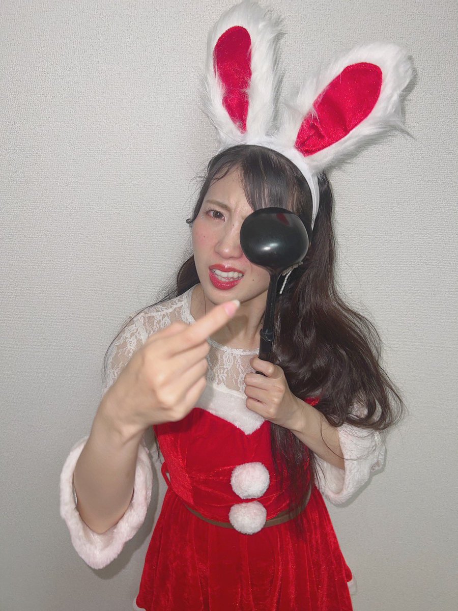 nn___mU's tweet photo. Merry Xmasでした🎄笑

大学の友達と毎年恒例になりつつあるハロウィンパーティが、今年はハロウィンクリスマスパーティに🕊️
友人①がサンタコスを人数分、友人②は大きな雪だるま持参。
さすが舞台表現学科卒。衣装小道具持参😂
ノリノリで撮ってボケ倒す。

楽しかった〜🩷
皆さま良いお年を！ https://t.co/x3e0lIgyP5