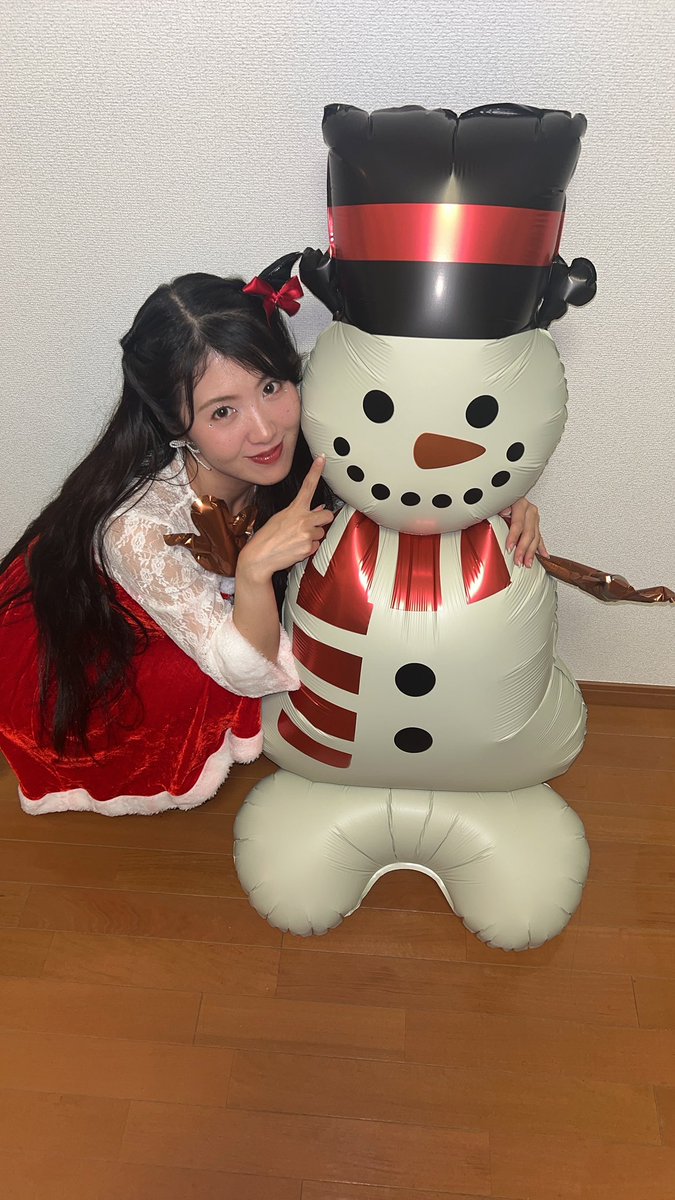 nn___mU's tweet photo. Merry Xmasでした🎄笑

大学の友達と毎年恒例になりつつあるハロウィンパーティが、今年はハロウィンクリスマスパーティに🕊️
友人①がサンタコスを人数分、友人②は大きな雪だるま持参。
さすが舞台表現学科卒。衣装小道具持参😂
ノリノリで撮ってボケ倒す。

楽しかった〜🩷
皆さま良いお年を！ https://t.co/x3e0lIgyP5