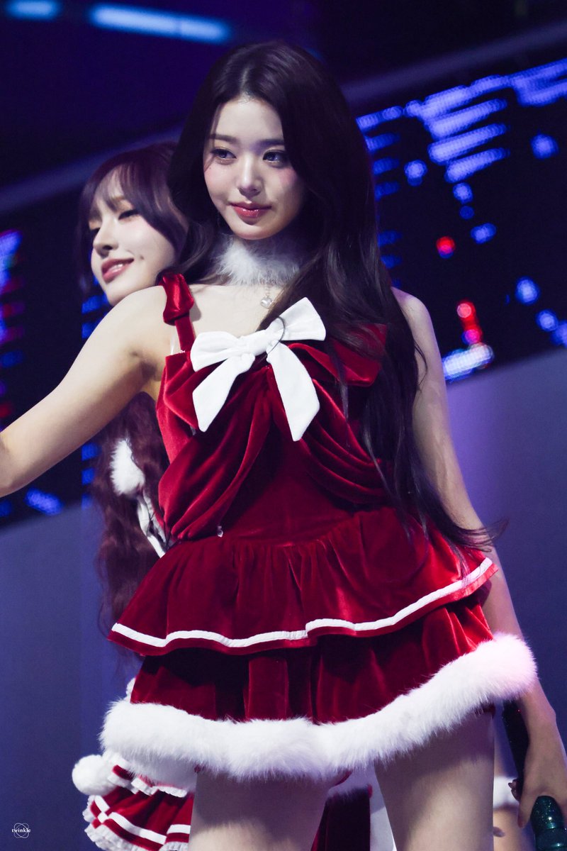 twinkle__idol's tweet photo. 251225  sbs가요대전 

🎄❄️❤️

#원영 #WonYoung #ウォニョン #장원영 
#아이브 #IVE https://t.co/zmVUiHwF9r
