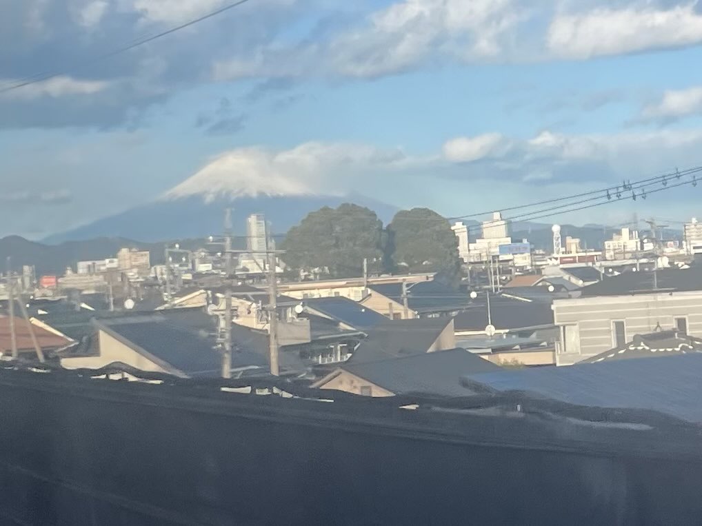 31ta2's tweet photo. 実は昨日ひっそりと仕事納めしてきたんだ。
新幹線の隣のお姉さんが弁当とかつまみとか酒とかごっそり袋に抱えて入ってきたけど、そのまま一切手をつけなかったんだけど、俺に遠慮してたのかな？
それなら、「気になさらずにどうぞ」と言えばよかったとリグレットなう。 https://t.co/ppo9zAyW3R