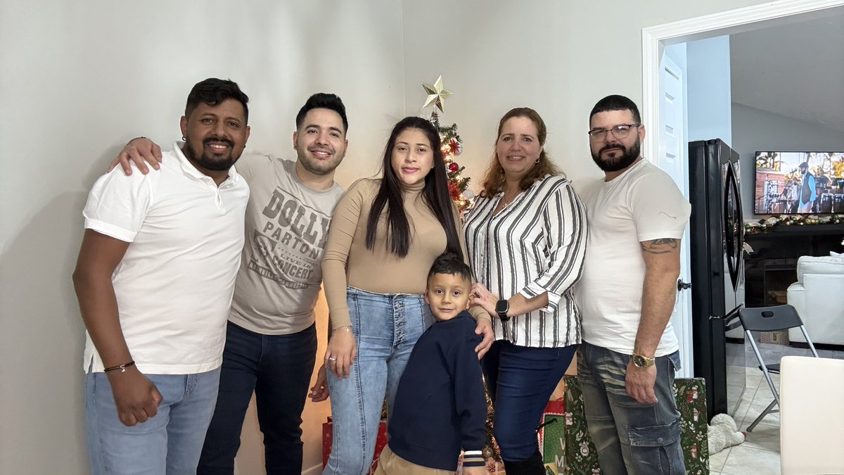 FrankCastillo86's tweet photo. Noche con amigos https://t.co/m3s6wOuDnv