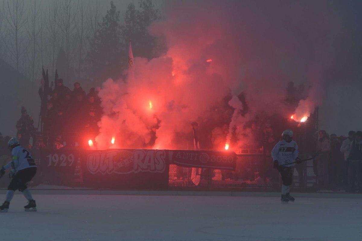 godiskolla's tweet photo. Ladies and gentleman, it’s Matchday🚨
Det er endelig 2 juledag og ælv classico igjen. Det er trøkk på puben like tidlig som alltid. 
Årets utgave kan bli jevnere enn på lenge. 
Kjør SSK🤍 https://t.co/fj60a1u4h7