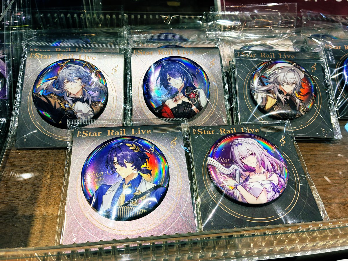 缶バ、アクスタ LIVEシリーズ缶バとアクスタの画像が添付できてなかったです😇(焦りすぎ