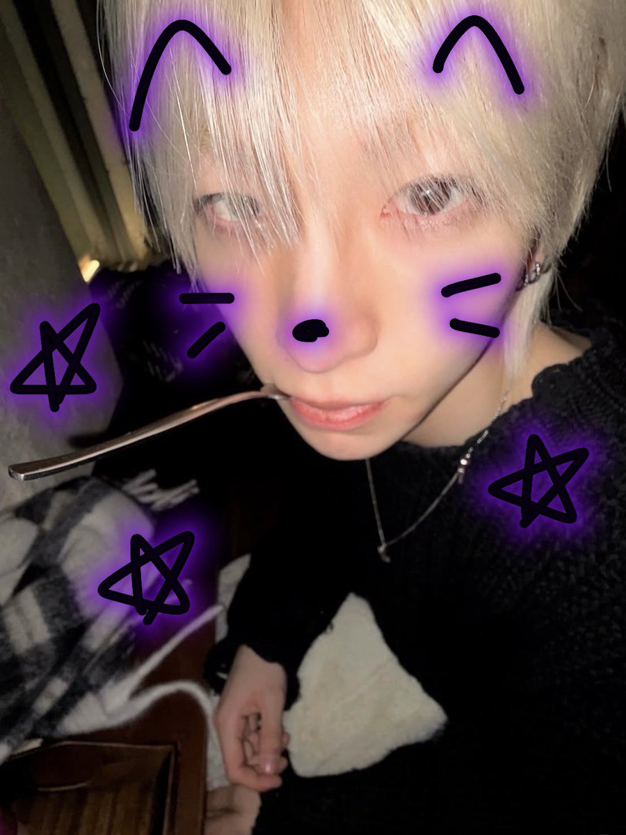 ay_amp's tweet photo. 크리스마스 죠 완전 내 취향🖤💜🤍 https://t.co/SdOa6O6GjB