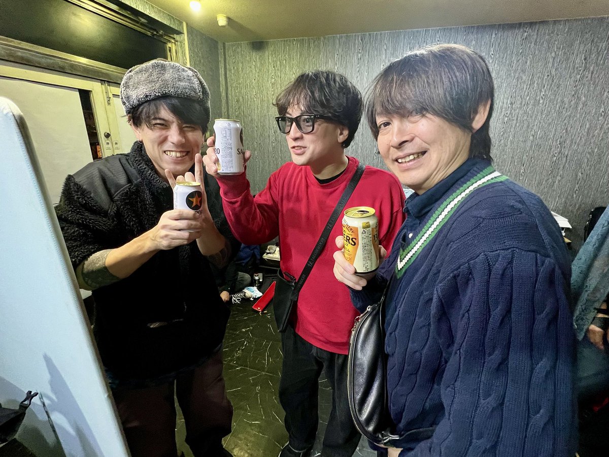 明日12/27はTAKADAMA BASEで忘年会的にワンマンです。
二部制で考えてます。

17:30〜18:20  弾き語り
18:30〜19:30トリオ編成
の予定です。

予約
↓
info@sanadahideto.com

プレミア配信もしようと思ってます。
よろしくお願いします☺️