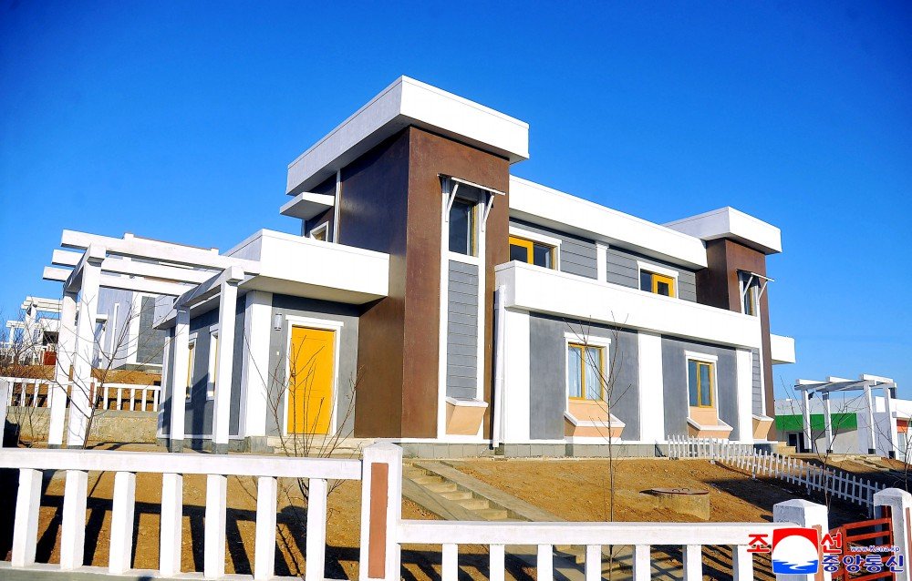 Explore_DPRK's tweet photo. Newly built modern homes have been officially handed over to residents of several farming villages in Nampo area, reflecting the ongoing transformation of the rural landscape in the DPRK 

More at: https://t.co/coUDwn0gks https://t.co/EgxyL4RiCu