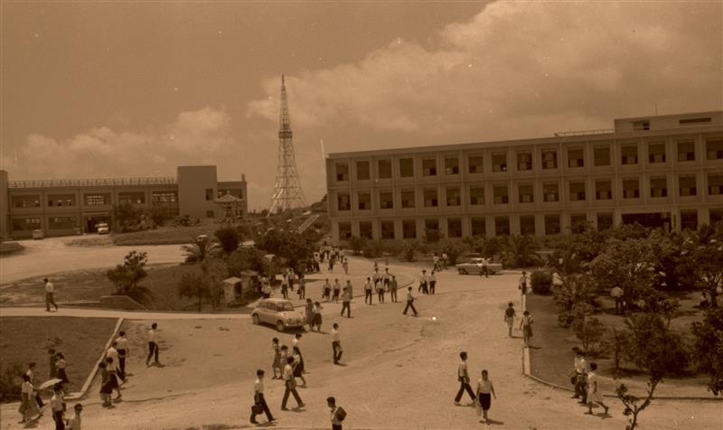 1960年代 琉球大学首里キャンパス内風景 写真中央奥には、首里崎山町に