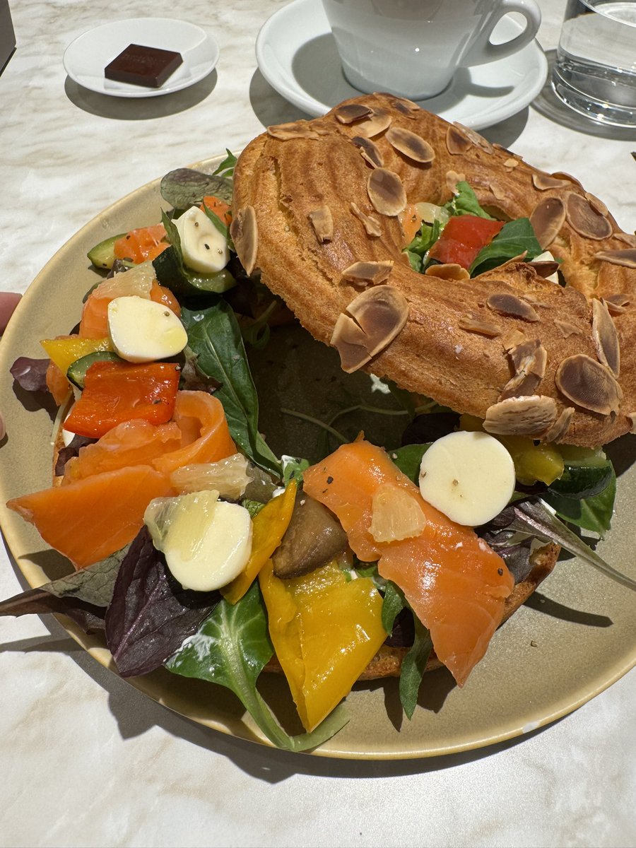 仕事を納めてブノワニアンのエクレールサレです。美味しいけどもう少し味がしっかりしてた方が好み。
#池袋西武
#ブノワニアン