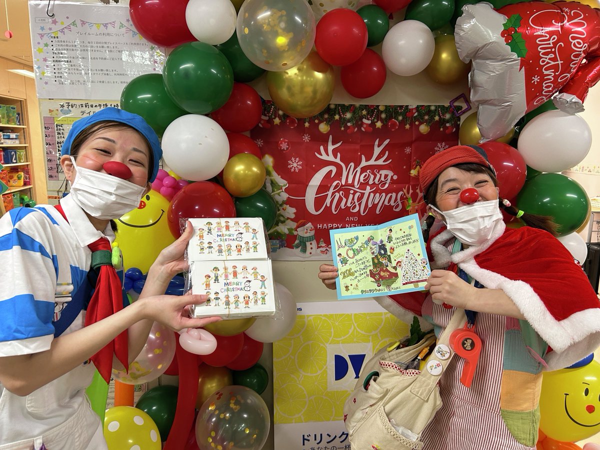 mufgbk_official's tweet image. ★クリスマスカード・プロジェクト★
#MUFG は #社会貢献活動 の一環として、認定NPO法人 #日本クリニクラウン協会 と協働し、入院中の子どもたちに手作りのクリスマスカードをお届けしています。今年、社員とその家族が手作りしたカードは過去最高の約3000通。多くの子どもたちに喜んでもらえました。